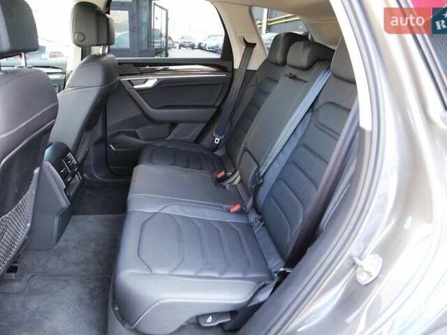 Серый Фольксваген Туарег, объемом двигателя 2.97 л и пробегом 50 тыс. км за 60500 $, фото 8 на Automoto.ua