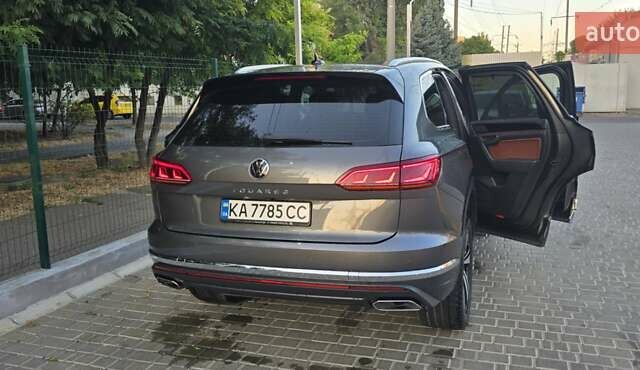 Серый Фольксваген Туарег, объемом двигателя 2.97 л и пробегом 41 тыс. км за 62000 $, фото 2 на Automoto.ua