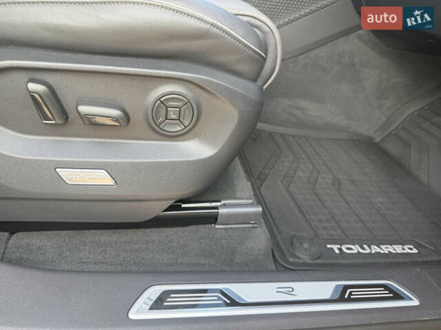 Серый Фольксваген Туарег, объемом двигателя 2.97 л и пробегом 45 тыс. км за 77575 $, фото 17 на Automoto.ua