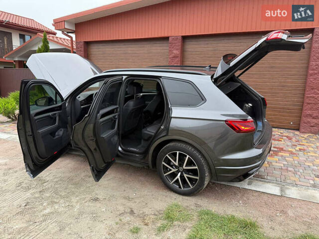 Серый Фольксваген Туарег, объемом двигателя 2.97 л и пробегом 43 тыс. км за 76900 $, фото 30 на Automoto.ua