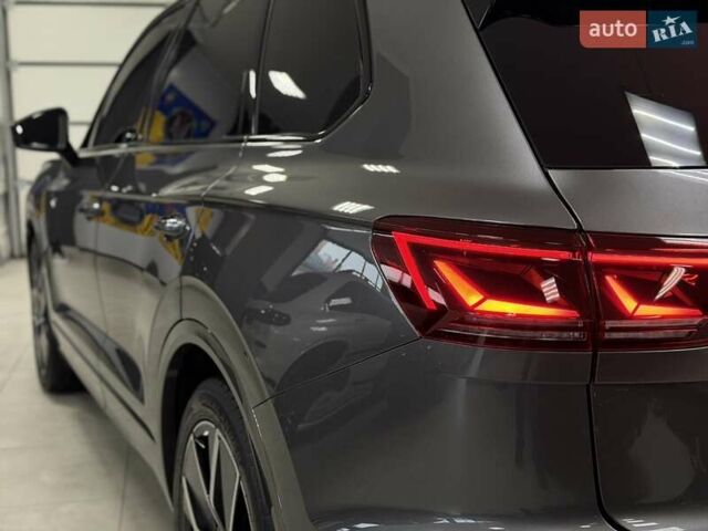 Серый Фольксваген Туарег, объемом двигателя 2.97 л и пробегом 39 тыс. км за 81500 $, фото 30 на Automoto.ua