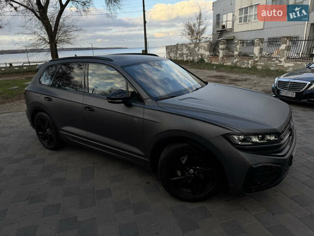 Серый Фольксваген Туарег, объемом двигателя 3 л и пробегом 13 тыс. км за 90000 $, фото 2 на Automoto.ua