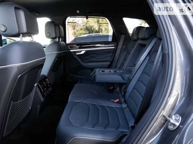 Серый Фольксваген Туарег, объемом двигателя 2.97 л и пробегом 29 тыс. км за 81450 $, фото 42 на Automoto.ua