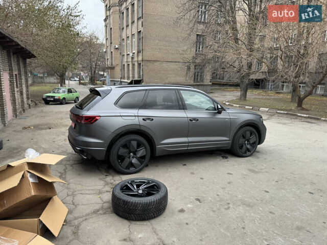 Серый Фольксваген Туарег, объемом двигателя 3 л и пробегом 13 тыс. км за 90000 $, фото 23 на Automoto.ua