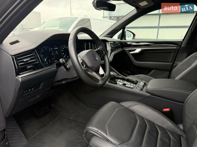 Серый Фольксваген Туарег, объемом двигателя 2.97 л и пробегом 19 тыс. км за 64999 $, фото 6 на Automoto.ua
