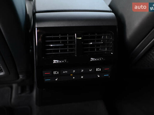 Серый Фольксваген Туарег, объемом двигателя 2.97 л и пробегом 32 тыс. км за 81000 $, фото 43 на Automoto.ua