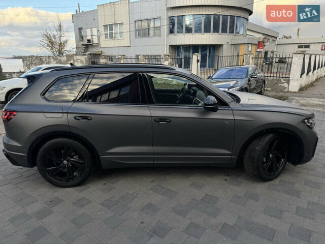 Серый Фольксваген Туарег, объемом двигателя 3 л и пробегом 13 тыс. км за 90000 $, фото 3 на Automoto.ua