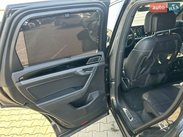 Серый Фольксваген Туарег, объемом двигателя 2.97 л и пробегом 31 тыс. км за 80000 $, фото 8 на Automoto.ua