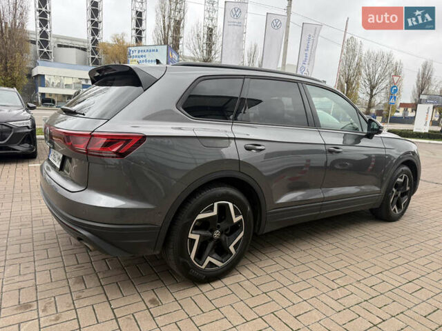 Серый Фольксваген Туарег, объемом двигателя 2.97 л и пробегом 19 тыс. км за 64999 $, фото 9 на Automoto.ua