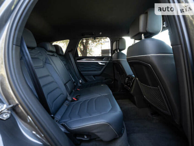 Серый Фольксваген Туарег, объемом двигателя 2.97 л и пробегом 29 тыс. км за 81450 $, фото 46 на Automoto.ua