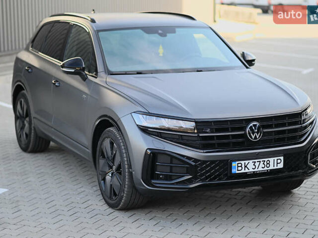 Серый Фольксваген Туарег, объемом двигателя 2.97 л и пробегом 32 тыс. км за 81000 $, фото 3 на Automoto.ua