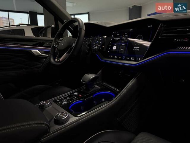 Серый Фольксваген Туарег, объемом двигателя 2.97 л и пробегом 39 тыс. км за 81500 $, фото 63 на Automoto.ua