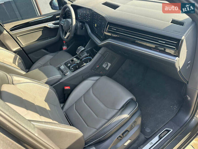 Серый Фольксваген Туарег, объемом двигателя 2.97 л и пробегом 31 тыс. км за 80000 $, фото 10 на Automoto.ua