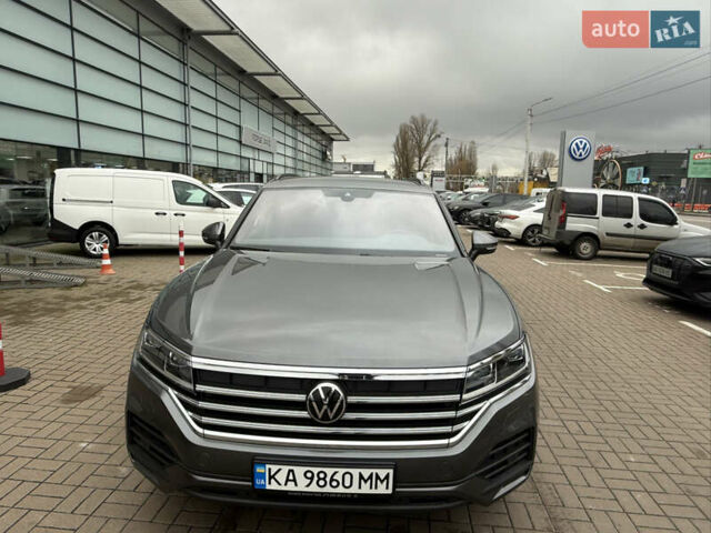 Серый Фольксваген Туарег, объемом двигателя 2.97 л и пробегом 19 тыс. км за 64999 $, фото 3 на Automoto.ua