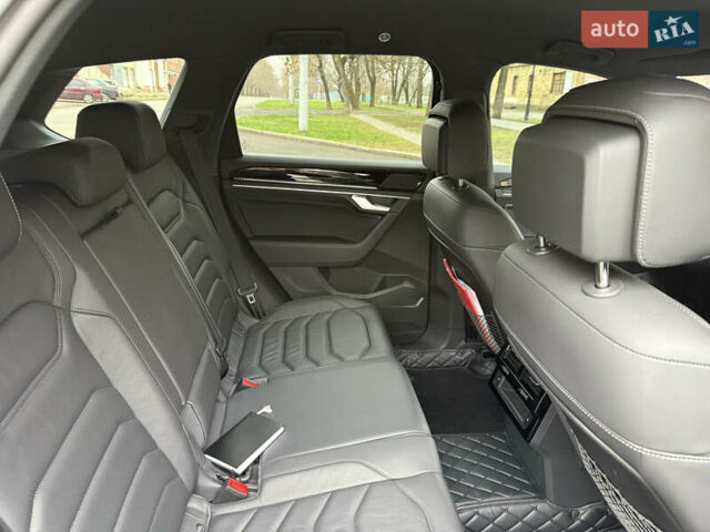 Серый Фольксваген Туарег, объемом двигателя 2.97 л и пробегом 20 тыс. км за 65000 $, фото 9 на Automoto.ua