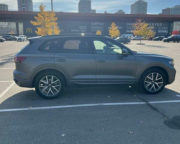 Серый Фольксваген Туарег, объемом двигателя 2.97 л и пробегом 25 тыс. км за 84000 $, фото 3 на Automoto.ua