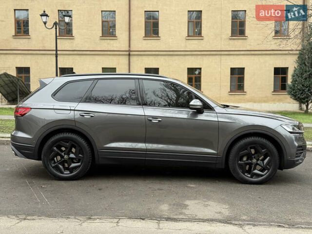 Серый Фольксваген Туарег, объемом двигателя 2.97 л и пробегом 20 тыс. км за 65000 $, фото 3 на Automoto.ua