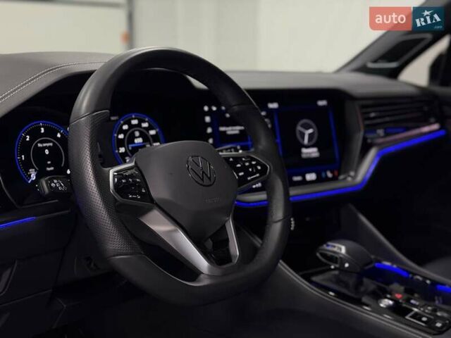 Серый Фольксваген Туарег, объемом двигателя 2.97 л и пробегом 39 тыс. км за 81500 $, фото 29 на Automoto.ua