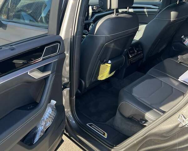 Серый Фольксваген Туарег, объемом двигателя 2.97 л и пробегом 25 тыс. км за 84000 $, фото 11 на Automoto.ua