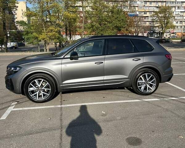 Серый Фольксваген Туарег, объемом двигателя 2.97 л и пробегом 25 тыс. км за 84000 $, фото 1 на Automoto.ua