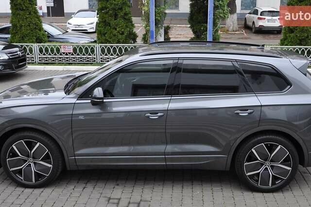 Сірий Фольксваген Туарег, об'ємом двигуна 2.97 л та пробігом 29 тис. км за 78000 $, фото 2 на Automoto.ua