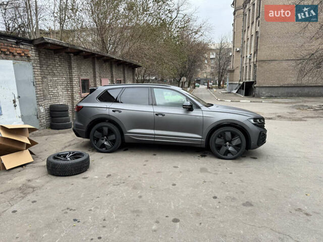 Серый Фольксваген Туарег, объемом двигателя 3 л и пробегом 13 тыс. км за 90000 $, фото 22 на Automoto.ua