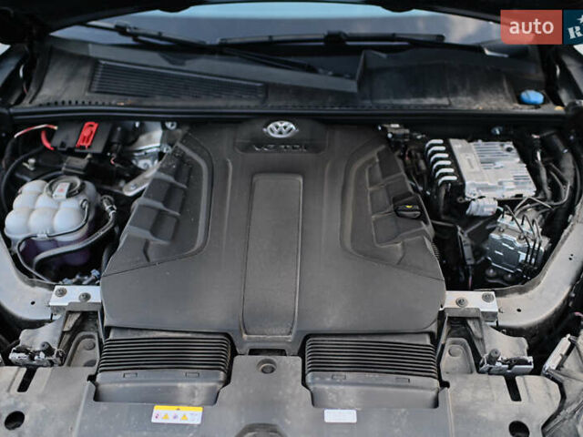 Серый Фольксваген Туарег, объемом двигателя 2.97 л и пробегом 32 тыс. км за 81000 $, фото 29 на Automoto.ua