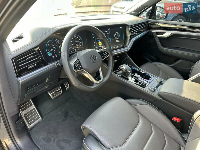 Серый Фольксваген Туарег, объемом двигателя 2.97 л и пробегом 31 тыс. км за 80000 $, фото 1 на Automoto.ua