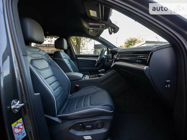 Серый Фольксваген Туарег, объемом двигателя 2.97 л и пробегом 29 тыс. км за 81450 $, фото 52 на Automoto.ua