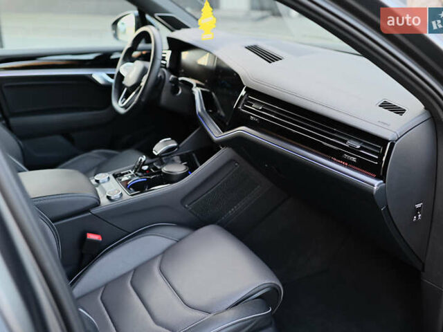 Серый Фольксваген Туарег, объемом двигателя 2.97 л и пробегом 32 тыс. км за 81000 $, фото 53 на Automoto.ua