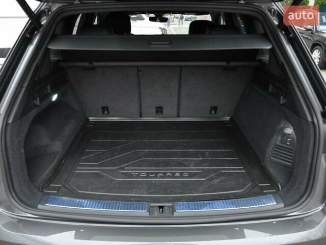 Сірий Фольксваген Туарег, об'ємом двигуна 2.97 л та пробігом 29 тис. км за 78000 $, фото 5 на Automoto.ua