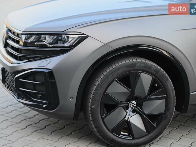 Серый Фольксваген Туарег, объемом двигателя 2.97 л и пробегом 32 тыс. км за 81000 $, фото 4 на Automoto.ua