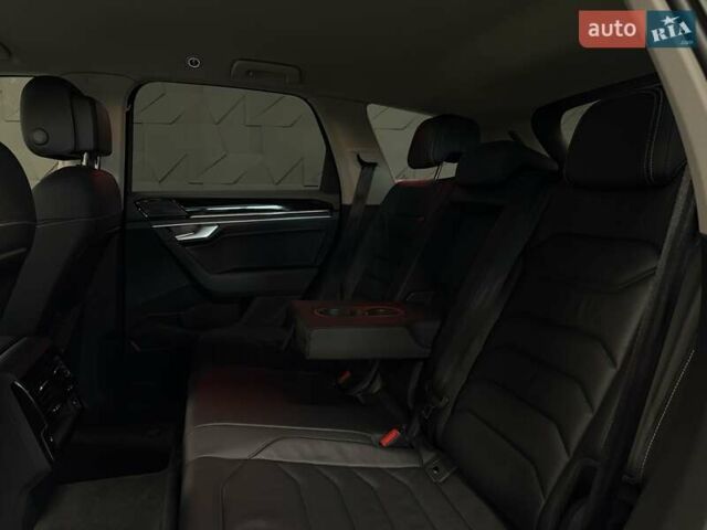 Сірий Фольксваген Туарег, об'ємом двигуна 2.97 л та пробігом 79 тис. км за 59900 $, фото 45 на Automoto.ua