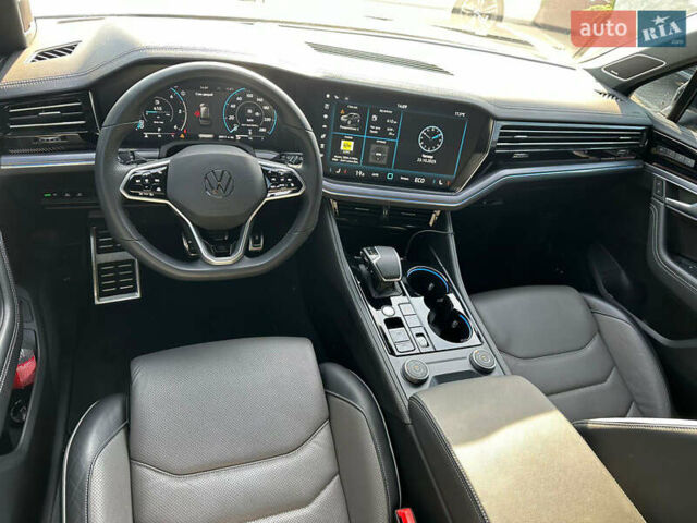 Серый Фольксваген Туарег, объемом двигателя 2.97 л и пробегом 31 тыс. км за 80000 $, фото 15 на Automoto.ua