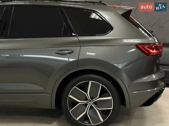 Серый Фольксваген Туарег, объемом двигателя 2.97 л и пробегом 39 тыс. км за 81500 $, фото 24 на Automoto.ua