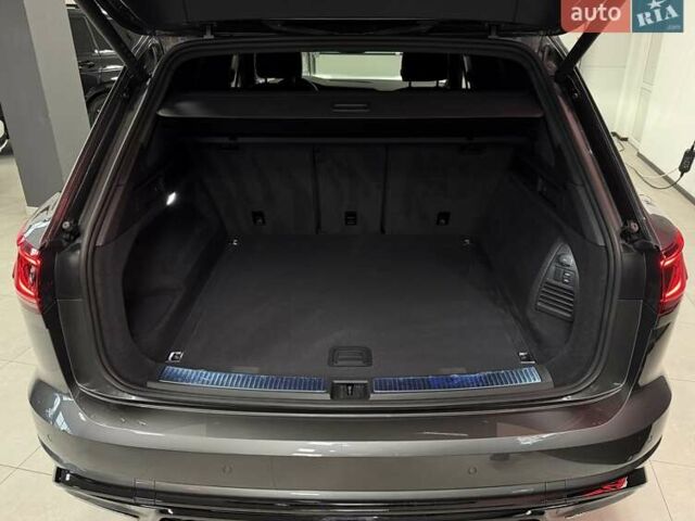 Серый Фольксваген Туарег, объемом двигателя 2.97 л и пробегом 39 тыс. км за 81500 $, фото 69 на Automoto.ua