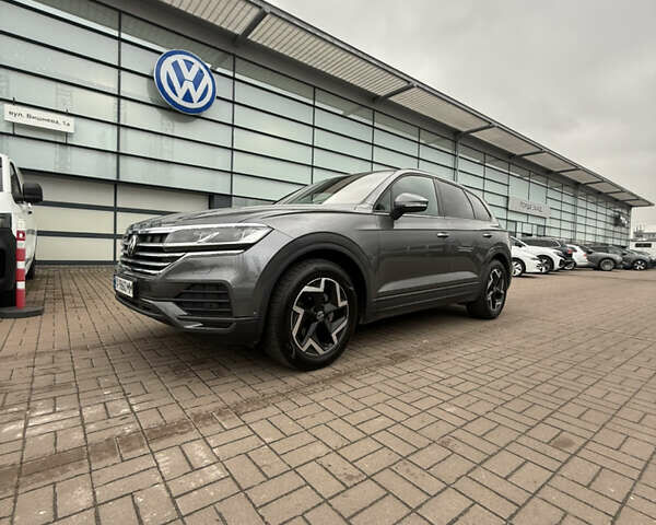 Серый Фольксваген Туарег, объемом двигателя 2.97 л и пробегом 19 тыс. км за 64999 $, фото 4 на Automoto.ua