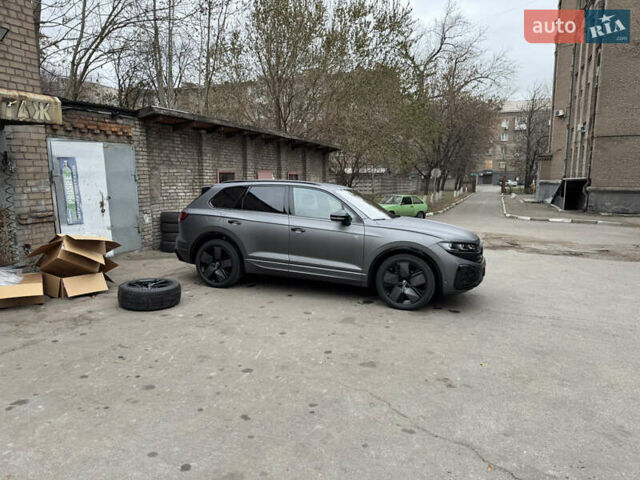 Серый Фольксваген Туарег, объемом двигателя 3 л и пробегом 13 тыс. км за 90000 $, фото 20 на Automoto.ua