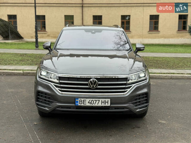 Серый Фольксваген Туарег, объемом двигателя 2.97 л и пробегом 20 тыс. км за 65000 $, фото 1 на Automoto.ua