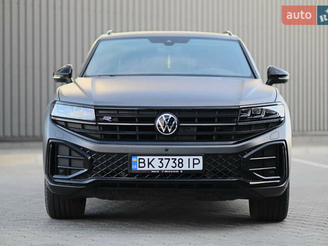 Серый Фольксваген Туарег, объемом двигателя 2.97 л и пробегом 32 тыс. км за 81000 $, фото 1 на Automoto.ua