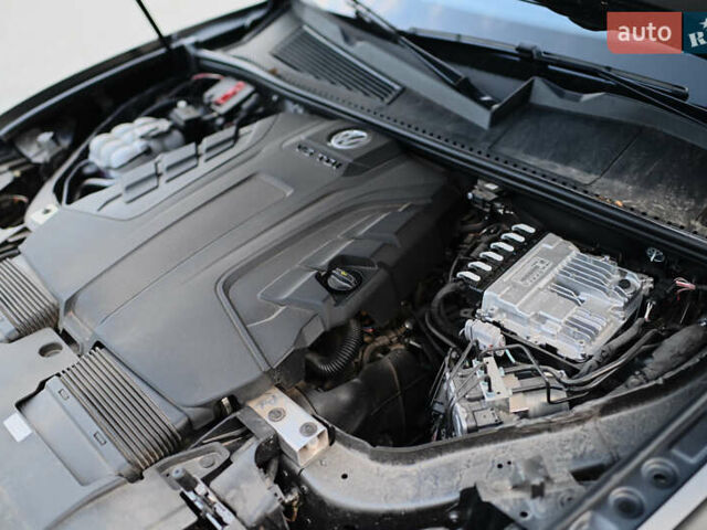 Серый Фольксваген Туарег, объемом двигателя 2.97 л и пробегом 32 тыс. км за 81000 $, фото 30 на Automoto.ua