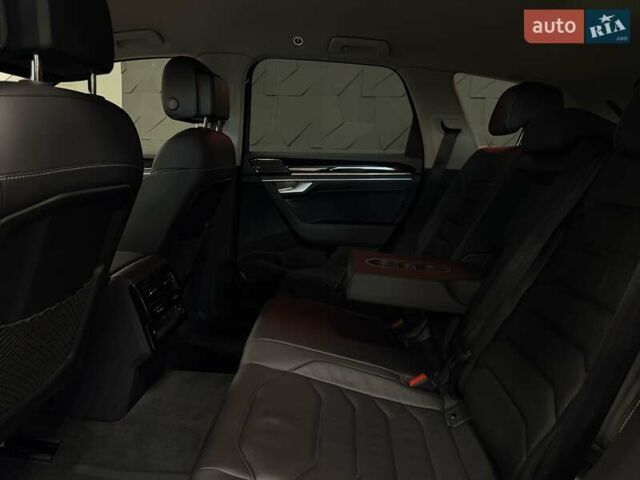 Сірий Фольксваген Туарег, об'ємом двигуна 2.97 л та пробігом 79 тис. км за 59900 $, фото 44 на Automoto.ua