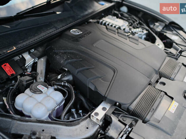 Серый Фольксваген Туарег, объемом двигателя 2.97 л и пробегом 32 тыс. км за 81000 $, фото 31 на Automoto.ua