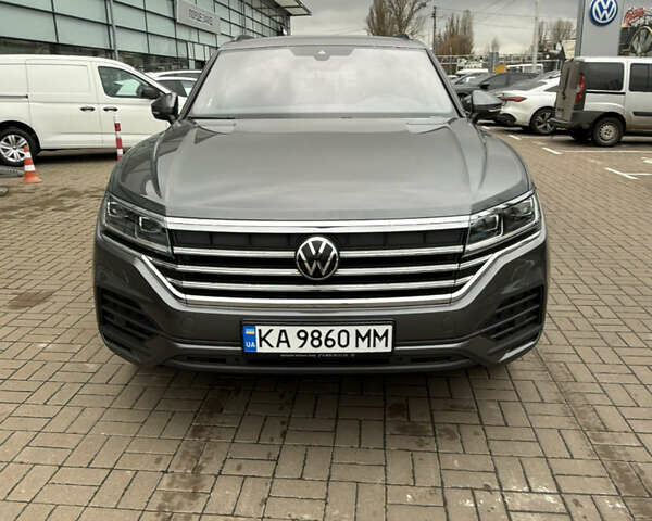 Серый Фольксваген Туарег, объемом двигателя 2.97 л и пробегом 19 тыс. км за 64999 $, фото 2 на Automoto.ua