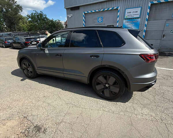 Серый Фольксваген Туарег, объемом двигателя 2.97 л и пробегом 17 тыс. км за 87000 $, фото 3 на Automoto.ua