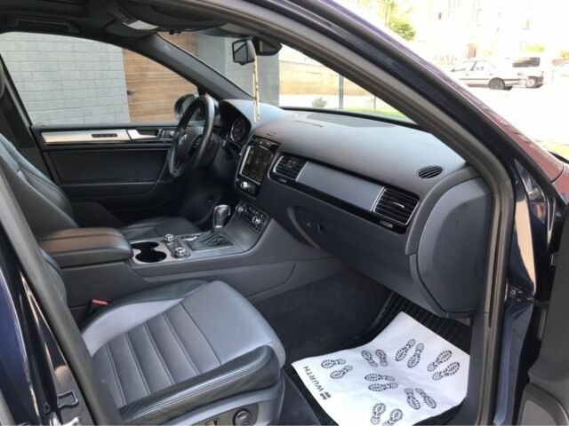 Синий Фольксваген Туарег, объемом двигателя 3 л и пробегом 175 тыс. км за 27000 $, фото 6 на Automoto.ua