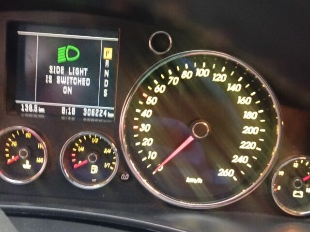 Синий Фольксваген Туарег, объемом двигателя 2.5 л и пробегом 306 тыс. км за 6800 $, фото 5 на Automoto.ua