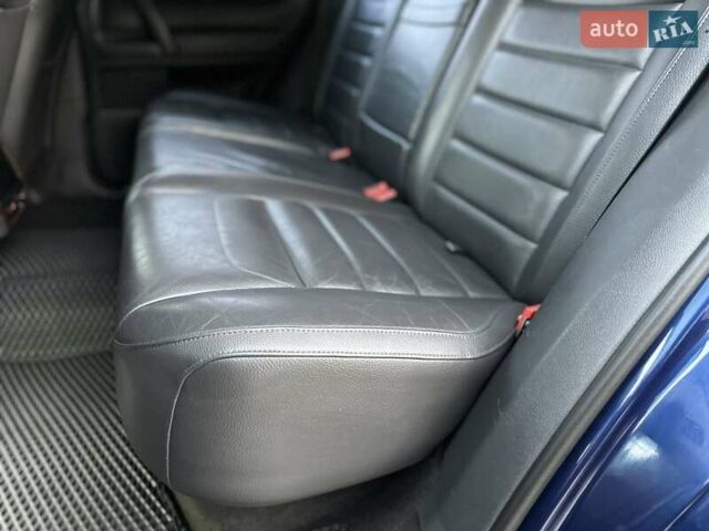 Синий Фольксваген Туарег, объемом двигателя 4.16 л и пробегом 385 тыс. км за 8500 $, фото 14 на Automoto.ua