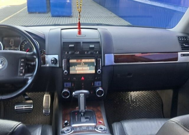 Синий Фольксваген Туарег, объемом двигателя 4.2 л и пробегом 210 тыс. км за 7500 $, фото 5 на Automoto.ua