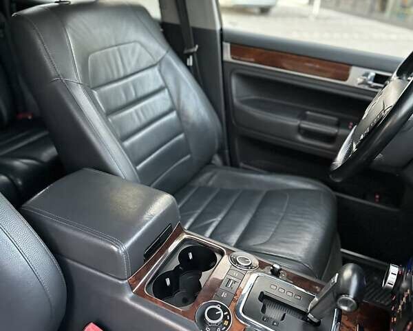 Синий Фольксваген Туарег, объемом двигателя 4.16 л и пробегом 385 тыс. км за 8500 $, фото 10 на Automoto.ua